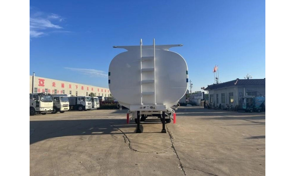 Полуприцеп-бензовоз TONGYADA 40000L FUEL TANKER SEMI TRAILER