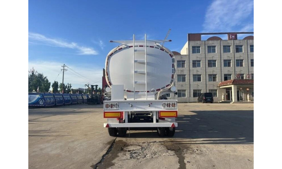 Полуприцеп-бензовоз TONGYADA 40000L FUEL TANKER SEMI TRAILER