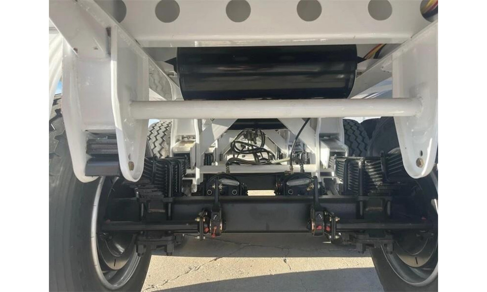 Полуприцеп-бензовоз TONGYADA 40000L FUEL TANKER SEMI TRAILER