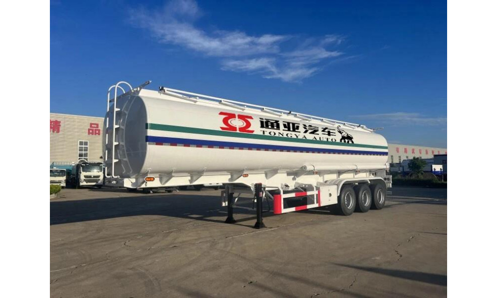 Полуприцеп-бензовоз TONGYADA 40000L FUEL TANKER SEMI TRAILER