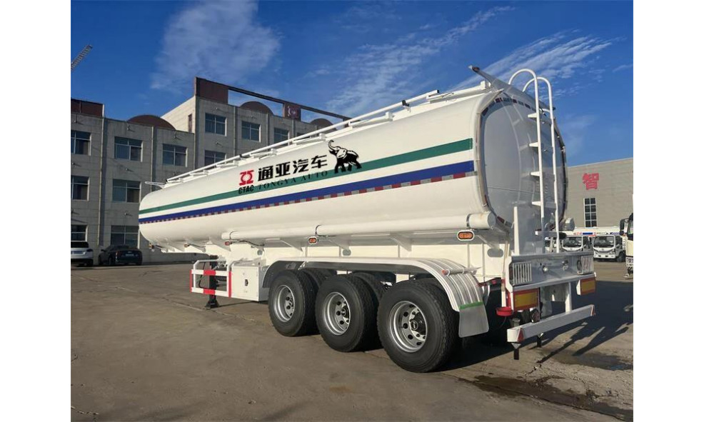 Полуприцеп-бензовоз TONGYADA 40000L FUEL TANKER SEMI TRAILER