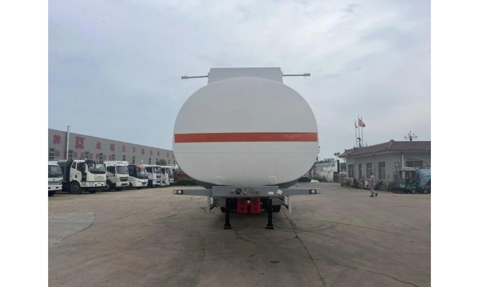 Полуприцеп-бензовоз TONGYADA 45000L FUEL TANKER SEMI TRAILER