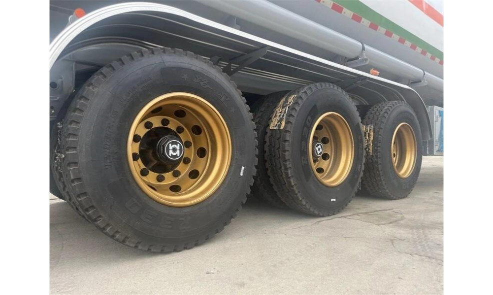 Полуприцеп-бензовоз TONGYADA 45000L FUEL TANKER SEMI TRAILER