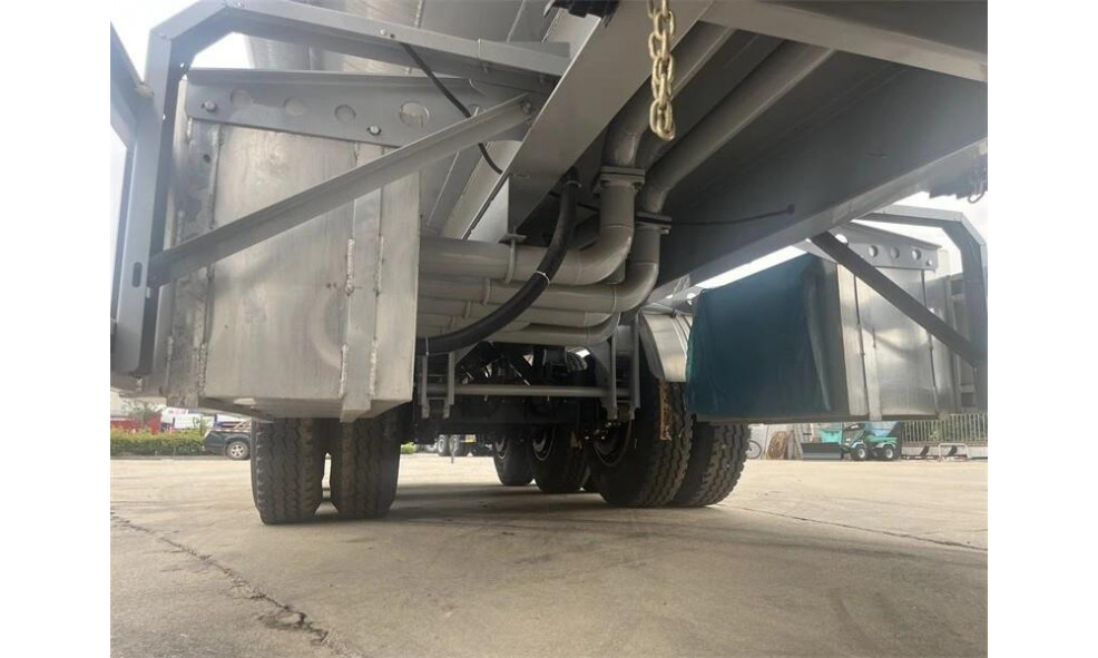 Полуприцеп-бензовоз TONGYADA 45000L FUEL TANKER SEMI TRAILER
