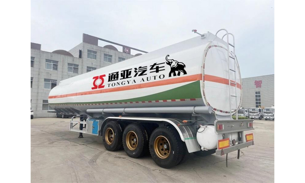 Полуприцеп-бензовоз TONGYADA 45000L FUEL TANKER SEMI TRAILER