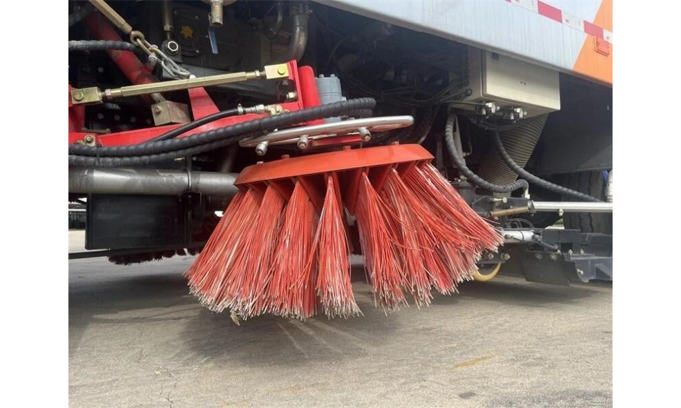 Подметально-уборочная машина TONGYADA ROAD SWEEPER TRUCK