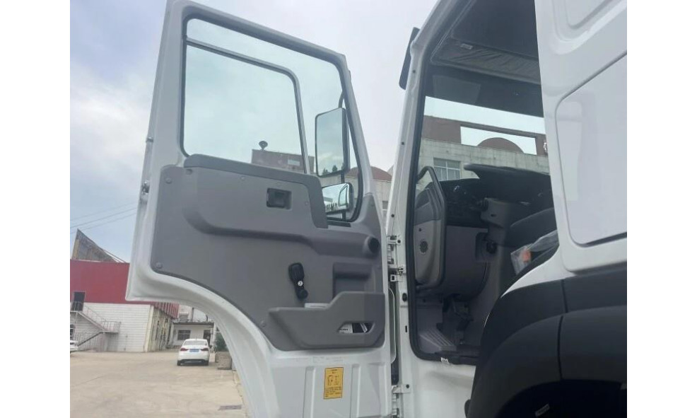 Поливочная машина TONGYADA WATERING TRUCK